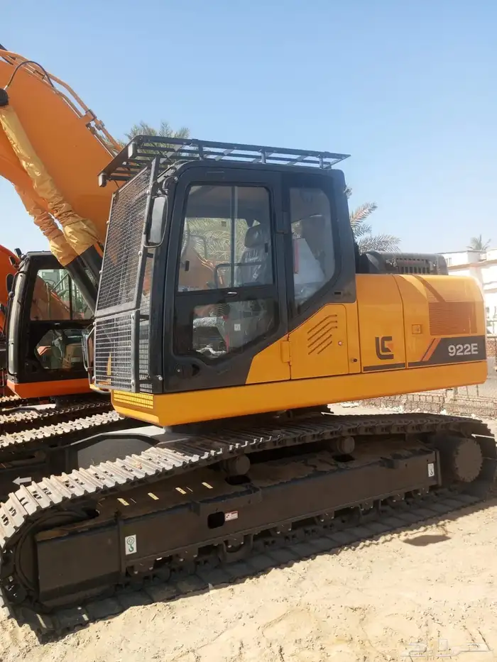 معدات واليات وشاحنات بأسعار نهايه السنه 12