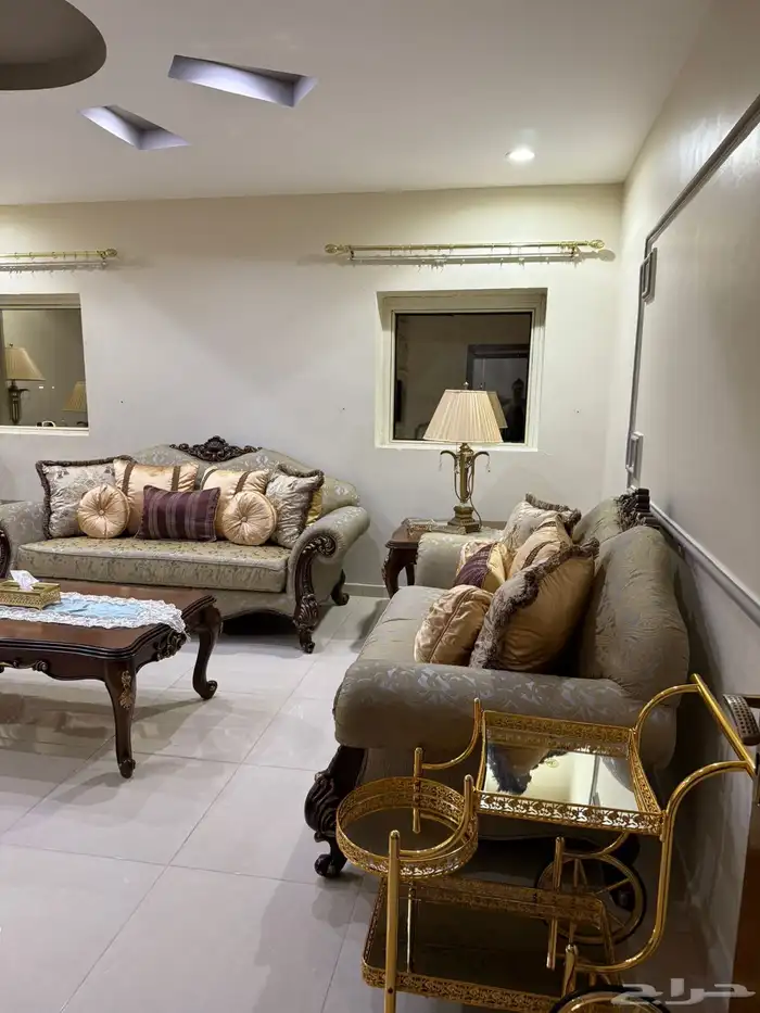 كنب مجلس كامل يكفي 13 نفر مع طاولات جانبية و الابجورات 2