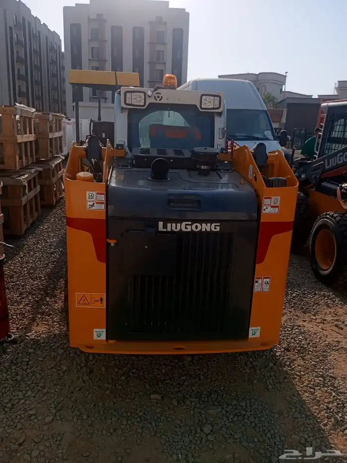 معدات واليات وشاحنات بأسعار نهايه السنه 8