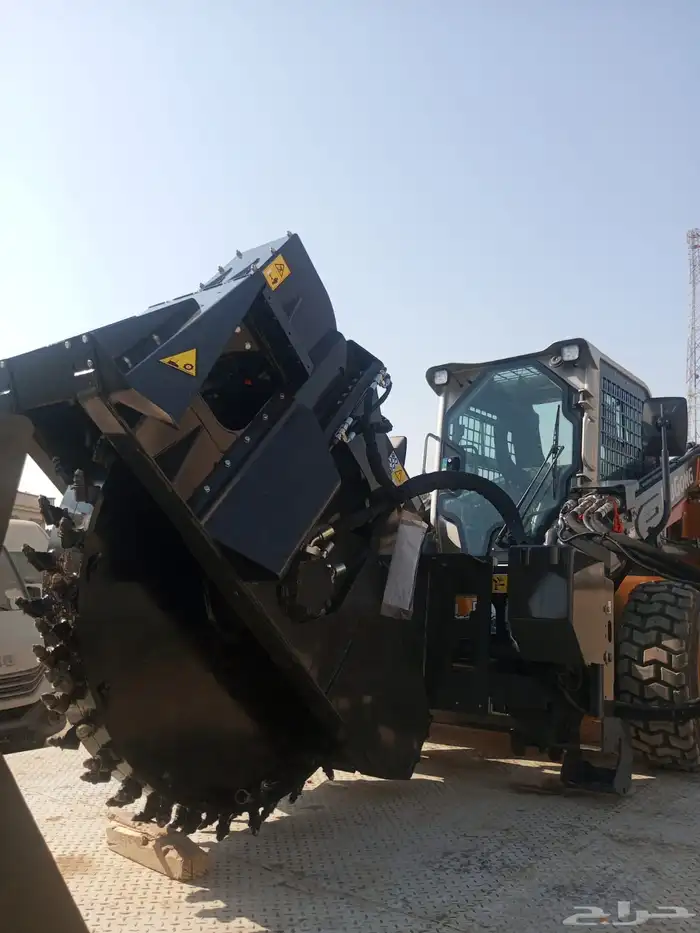 معدات واليات وشاحنات بأسعار نهايه السنه 4