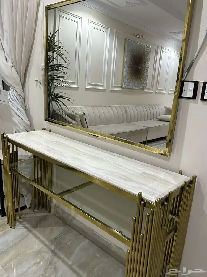 طاولة للبيع ب 600 0