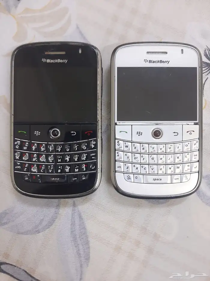 2 بلاك بيري بولد 9000 ينفعو قطع وواحد يحتاج بطارية 0