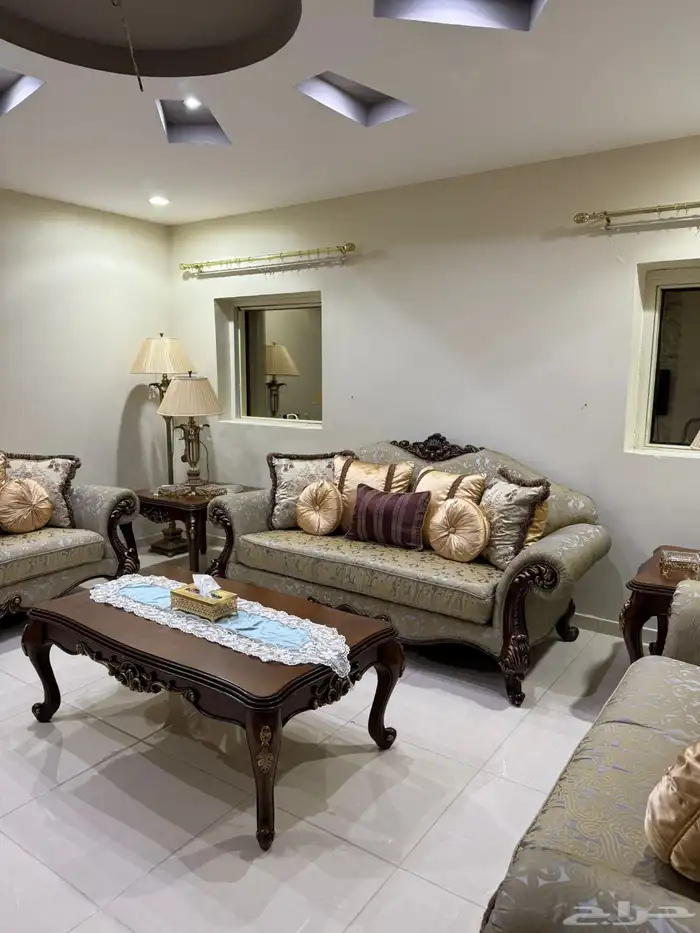 كنب مجلس كامل يكفي 13 نفر مع طاولات جانبية و الابجورات 1