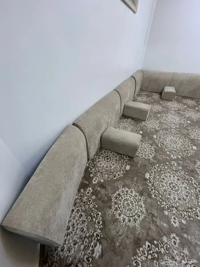 مجلس كامل للبيع من مساند وايضا الموكيت مع اللباد 2