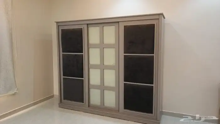 غرفة نوم كبيره مع تسريحه وشفنيره ودولاب وكمودينه 4