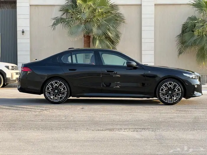 للبيع بي ام الفئة الخامسة 520i سعودي 2