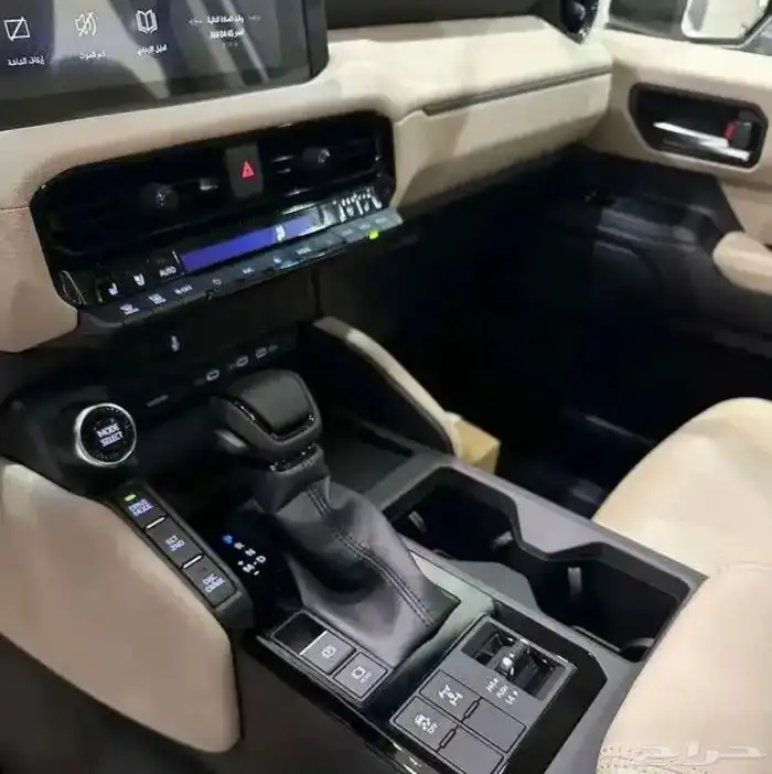 تويوتا برادو 2025 تي اكس ال 2 اقساط بنزين ابيض لؤلؤي . 3
