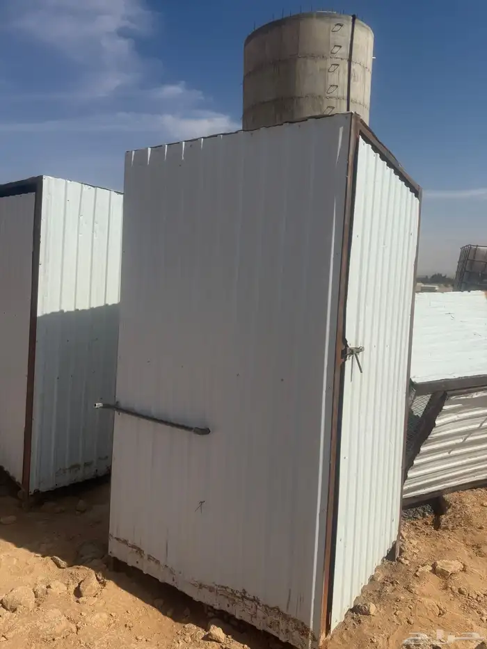 خزانات مع القواعد وحمامات حديد وفايبر للمخيمات للبيع 1