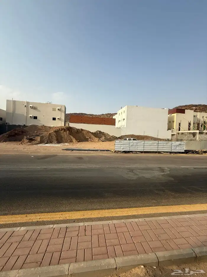 للبيع ارض تجارية في مخطط السلام م623 شارع35م شمالي 2