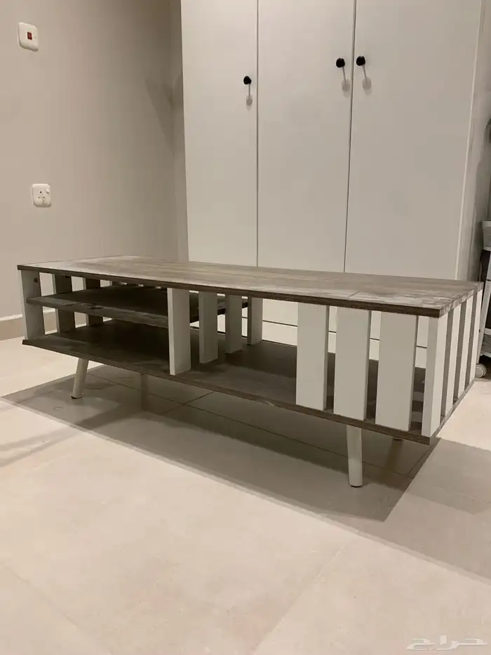 طاوله تلفزيون لون ابيض وخشبي 0