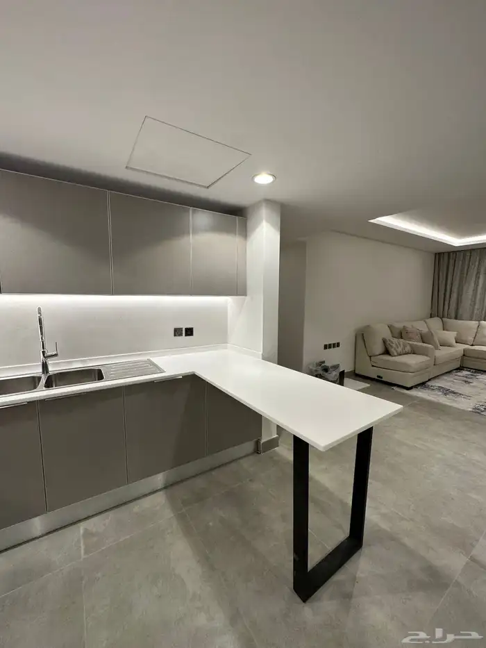 شقة فاخرة مؤثثة في حي الملقا مساحة 185م 3