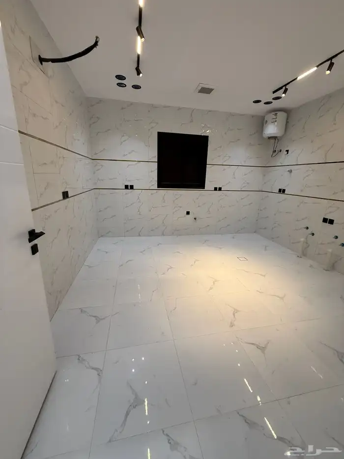 للبيع دور أرضي بحوش وشقق علويه بسطح حي الضيافه خميس مشيط 19