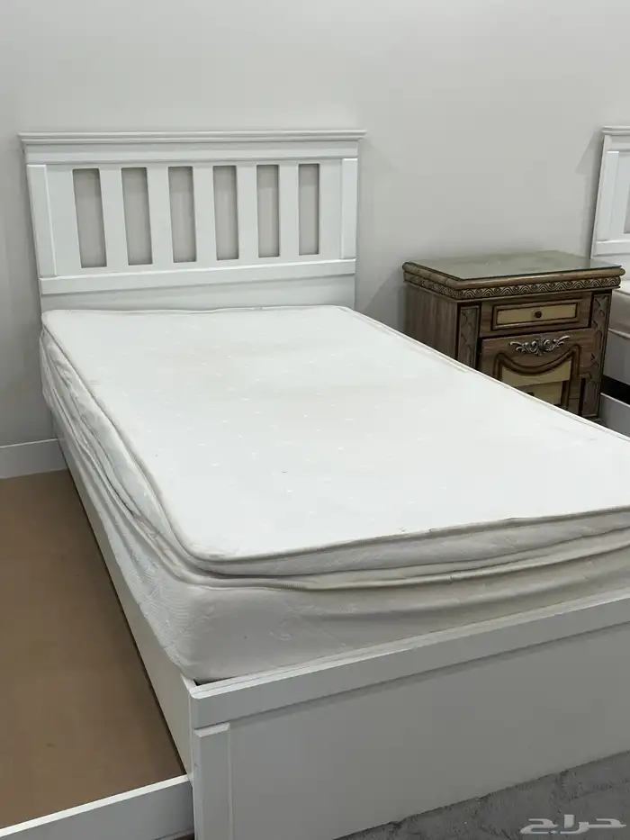 سرير مع كومدينة 1