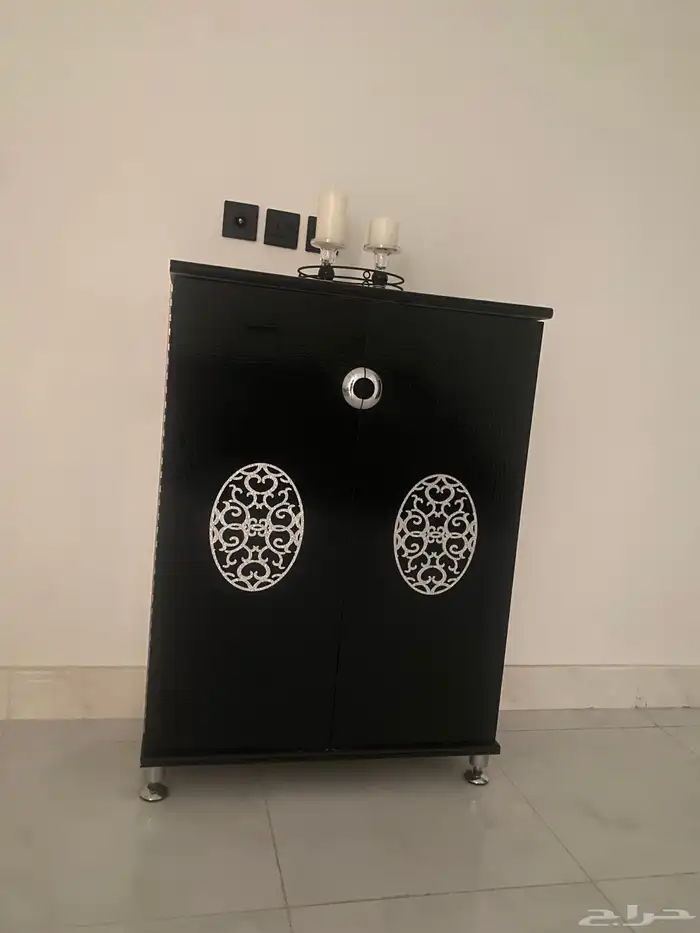 طاولة وسط لون ابيض نظيفة مافيها اي خدش مع سجادة 2 3 2