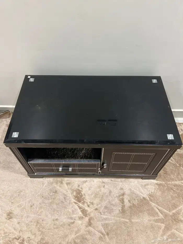 طاوله باللون الاسود مزينه بالجلد 1