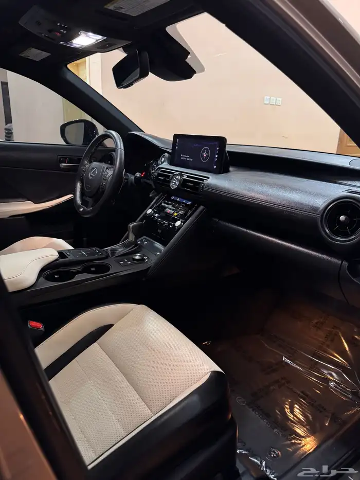 لكزس IS 350 F Sport 2023 29