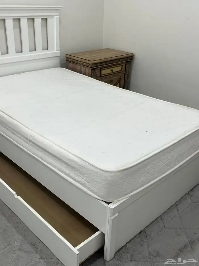 سرير مع كومدينة 3