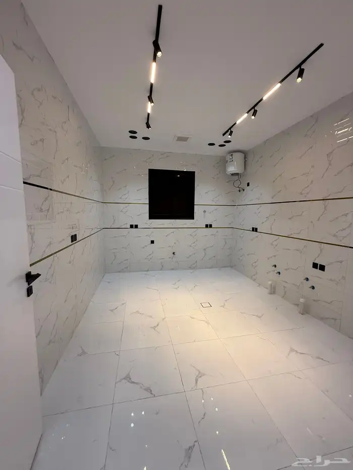 للبيع دور أرضي بحوش وشقق علويه بسطح حي الضيافه خميس مشيط 8