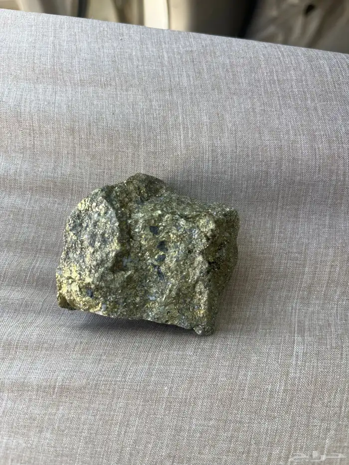 حجر قريب من عنده خلفيه فيه 0