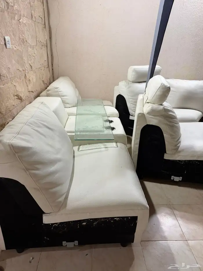 كنب جلد للبيع ثلاثة منهم تالف والباقي قشور بسيطه 2