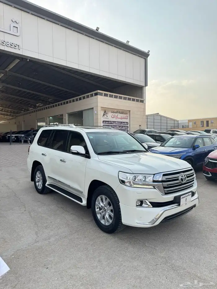 للبيع تويوتا لاندكروزر 2017 - فل كامل بحالة الوكاله - خليجي 1