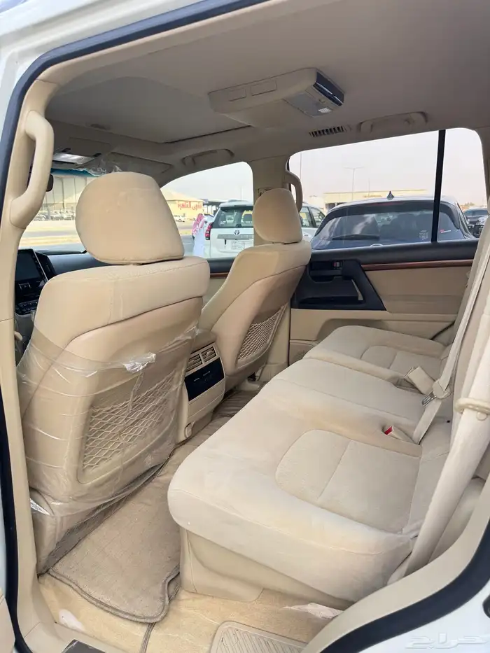 للبيع تويوتا لاندكروزر 2017 - فل كامل بحالة الوكاله - خليجي 6