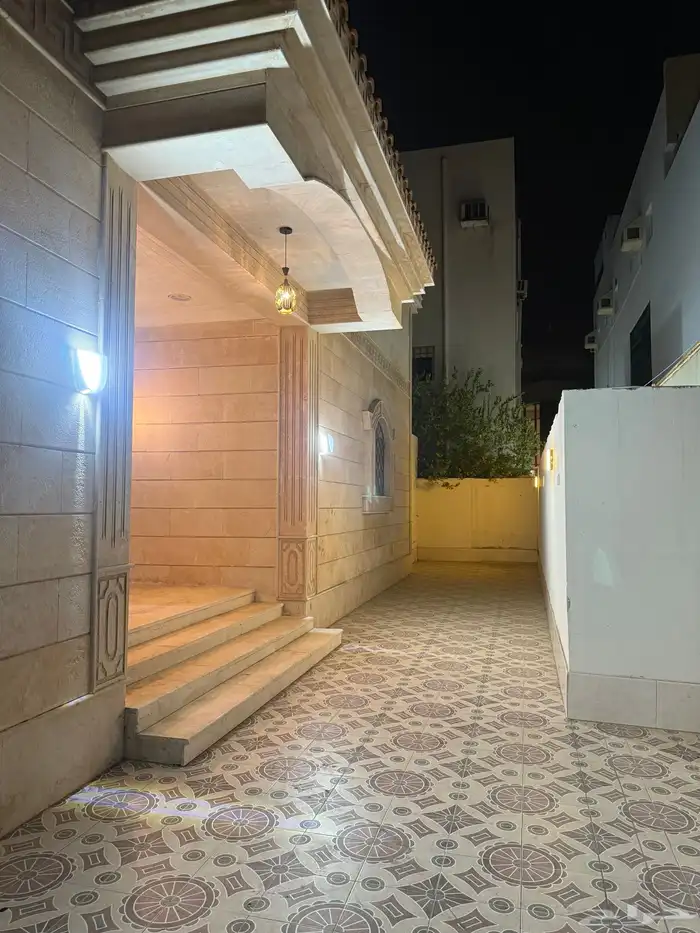 للإيجار شقة مفروشة مع حوش جزء من فلة في حي الحمدانية 11