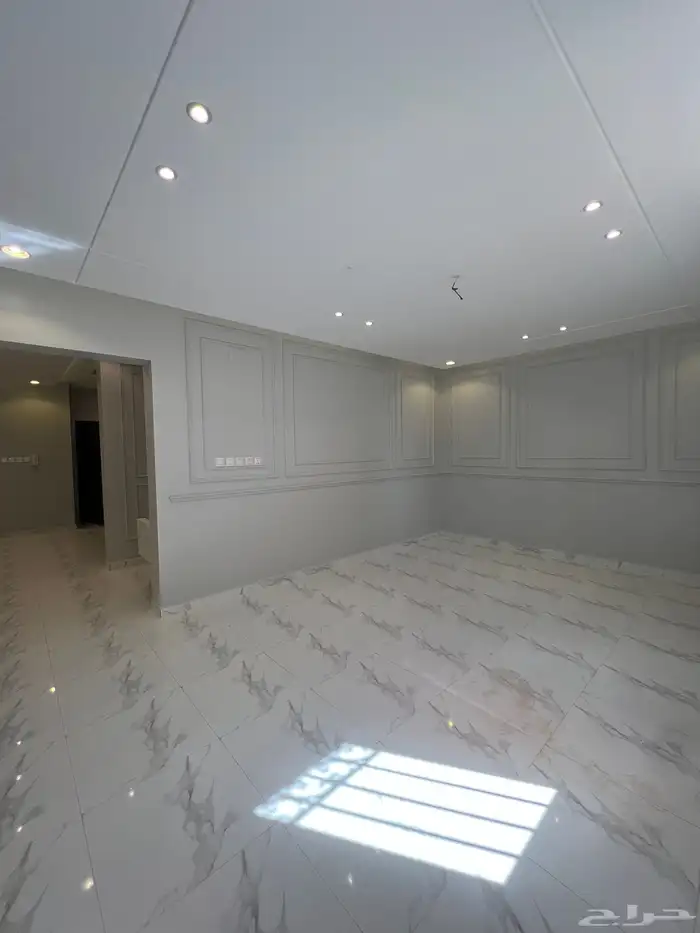 اخر روف بملحق للبيع بحي النعمان قرب الرصراص والقاعدة الجوية 25