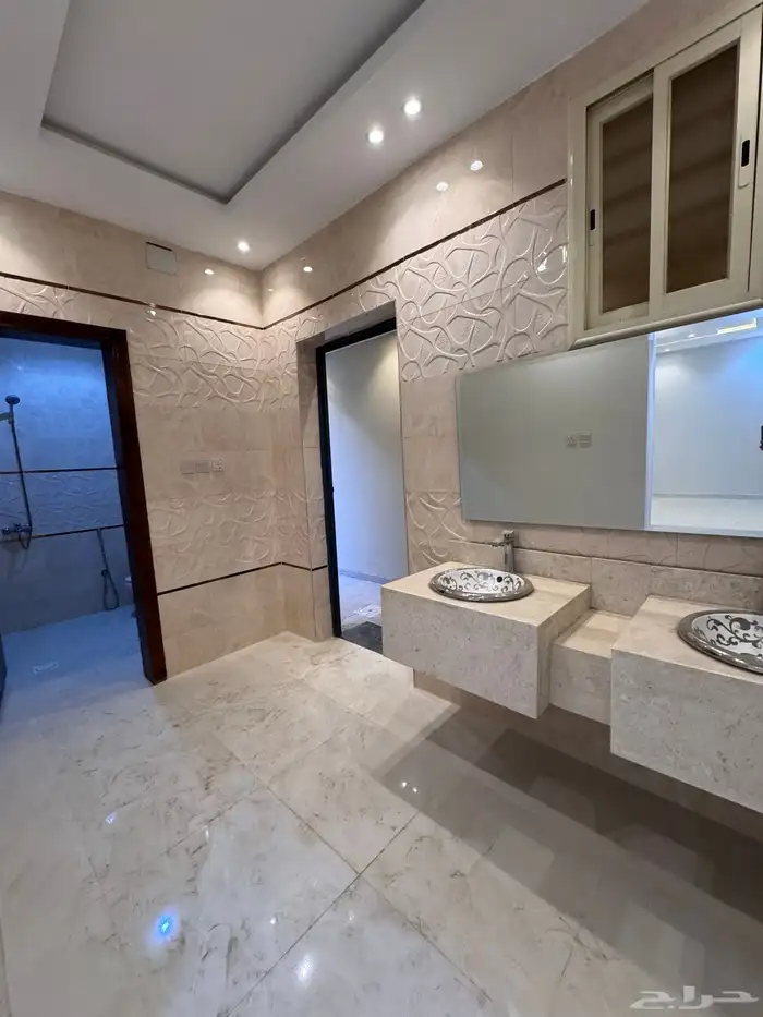 للبيع فيلا مستقله دورين وملحق من 840 الف شمال الخميس 8