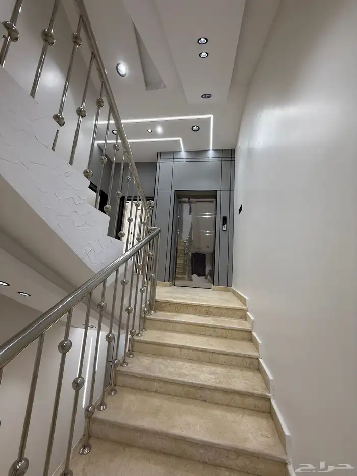 للبيع دور أرضي بحوش وشقق علويه بسطح حي الضيافه خميس مشيط 14