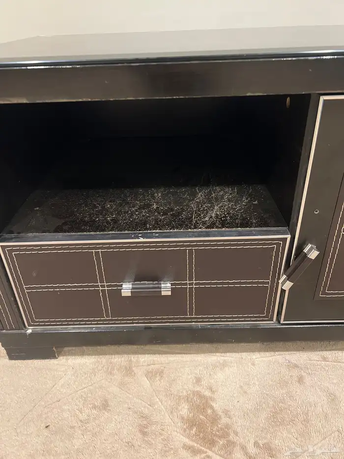 طاوله باللون الاسود مزينه بالجلد 3