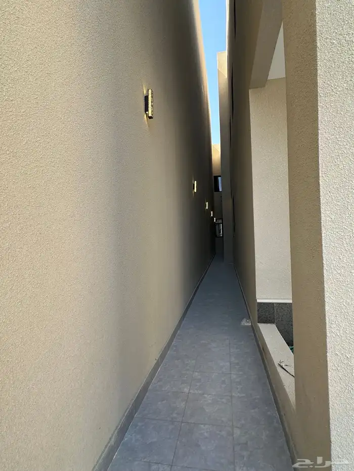 للبيع شقه ارضيه بمدخل سياره قريبه من مطار ابها 2