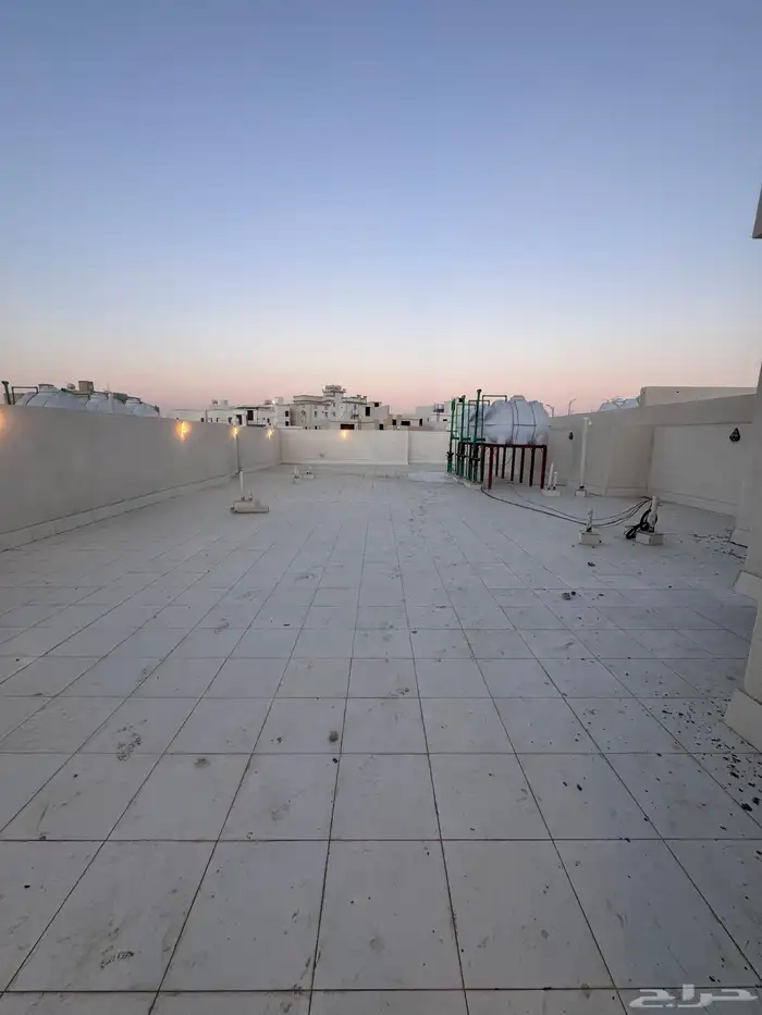 للبيع ادوار علويه مع سطح مداخل مستقله تماما بالمحاله ابها 25