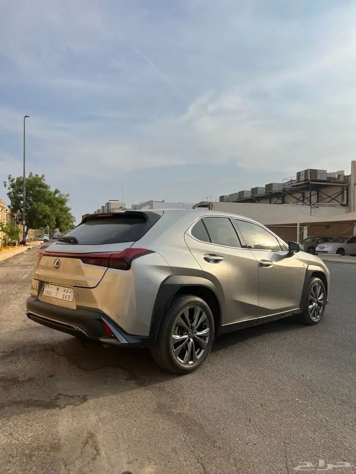 لكزس UX موديل 2023 مخزن ممشى قليل 3