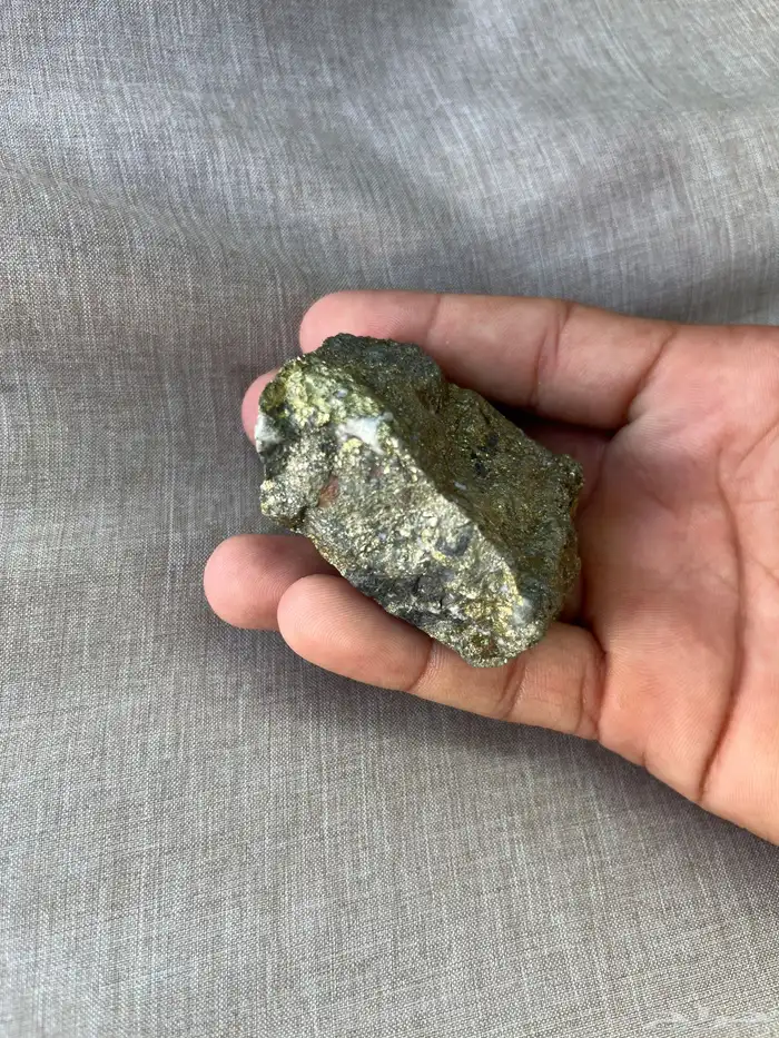 حجر قريب من عنده خلفيه فيه 1