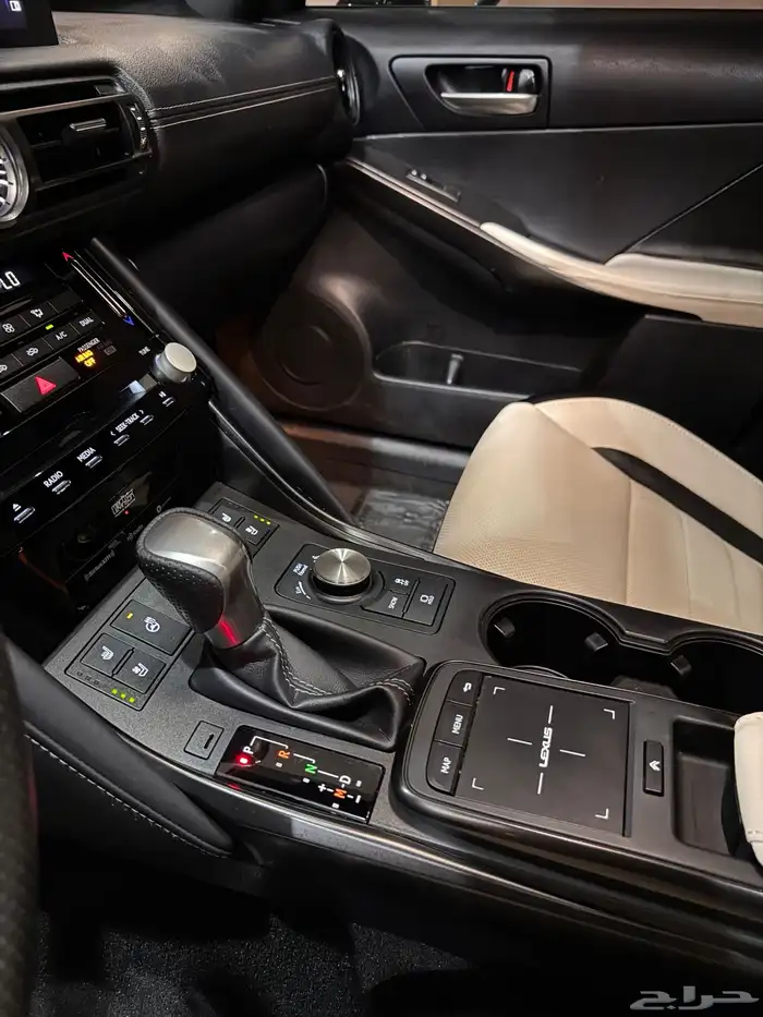 لكزس IS 350 F Sport 2023 25