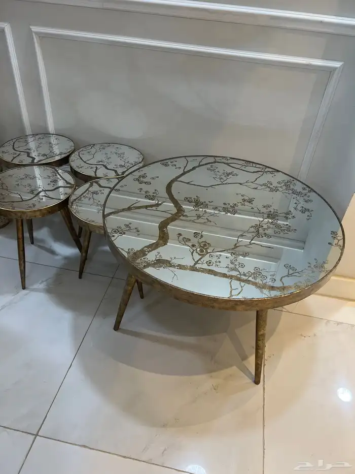 طاوله كبيره مع اربع طاولات خدمه جديده ونظيفه 0