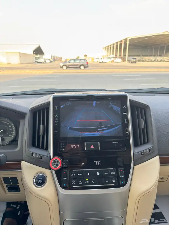 للبيع تويوتا لاندكروزر 2017 - فل كامل بحالة الوكاله - خليجي 12