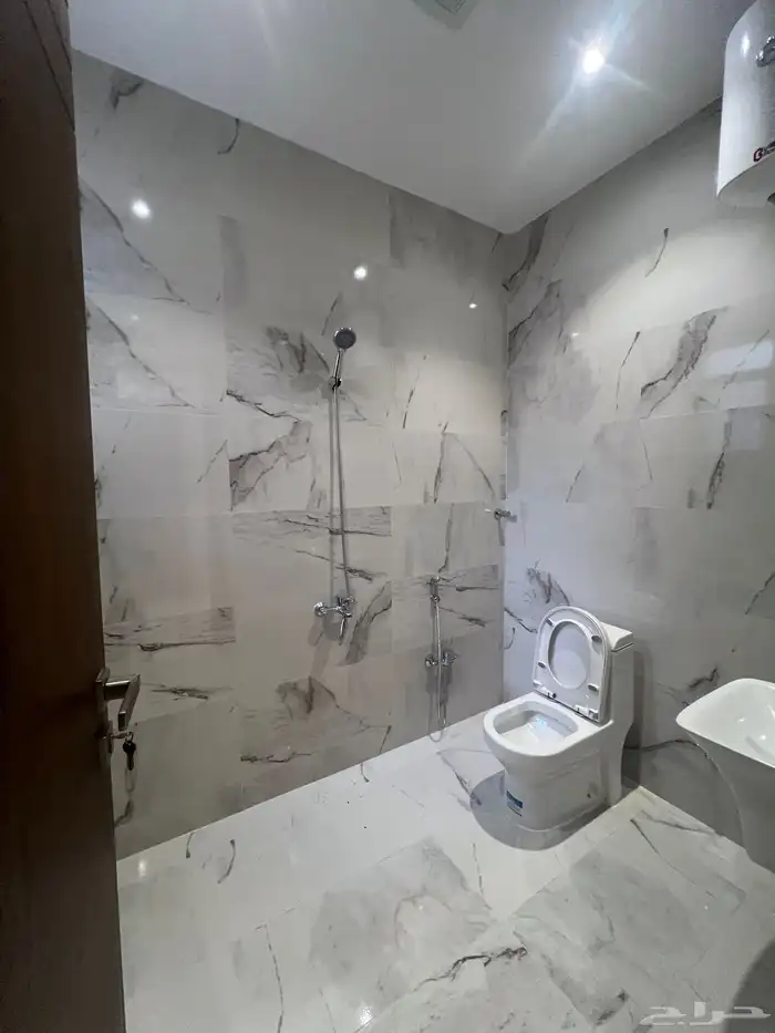 للبيع فيلا دورين وملحق حي العزيزية مكتملة الخدمات 28