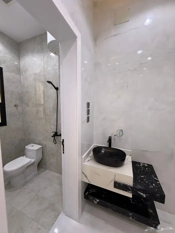 للبيع دور أرضي (شقه )بعماره دورين حي الراقي خميس مشيط 600 16