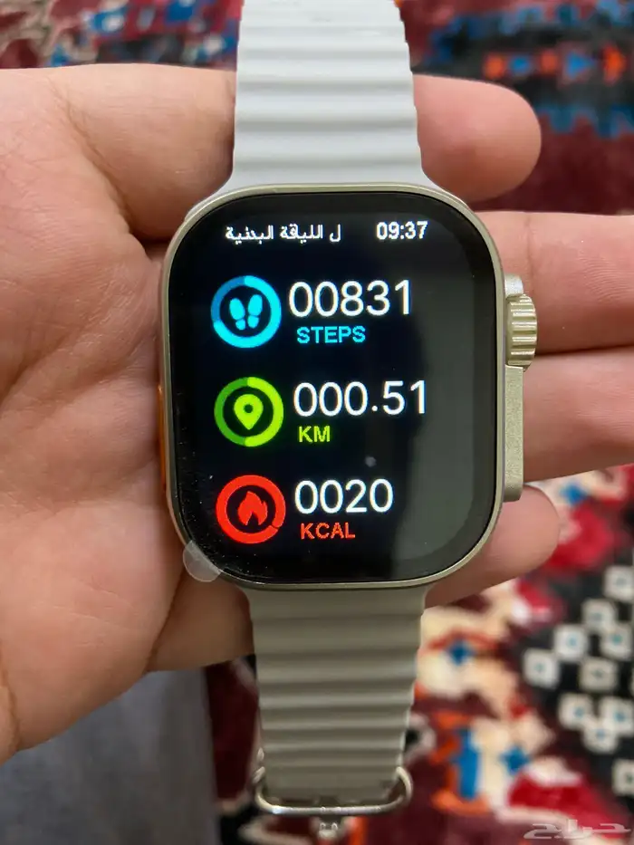 ساعة شبيهة ابل 4