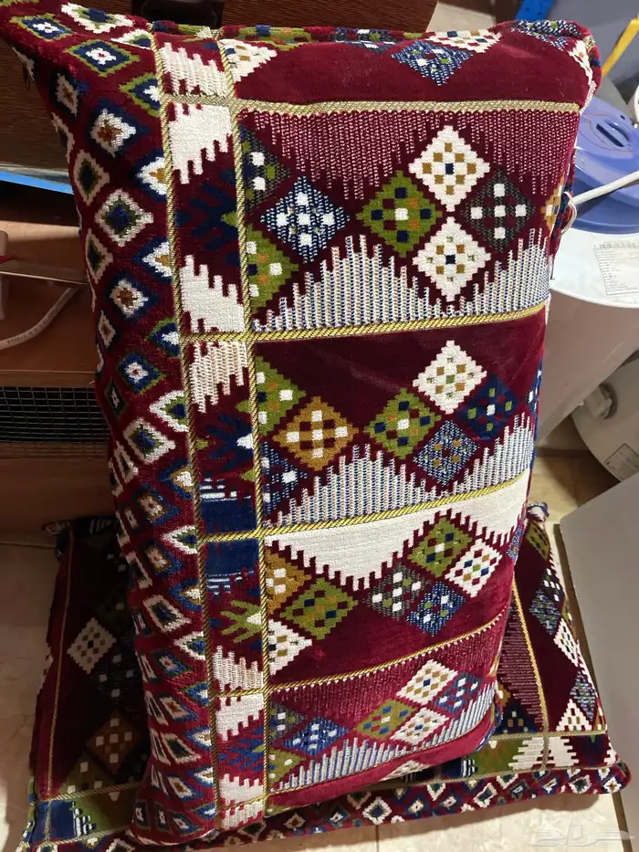 مساند العدد عشر حبات والمراكي ثلاث مع القطعه فوق المركي نظي 1