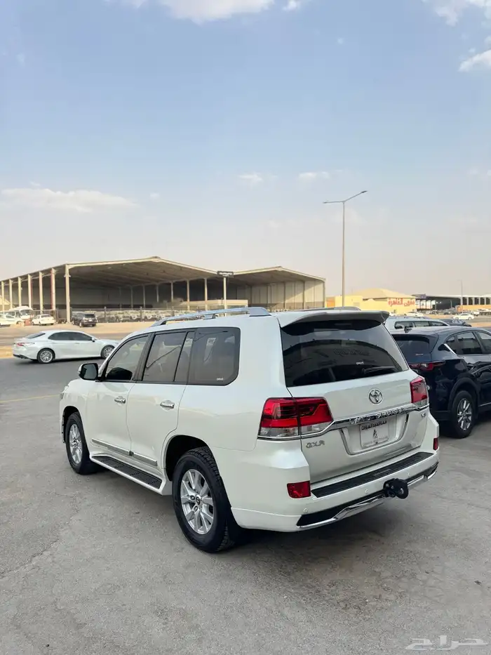 للبيع تويوتا لاندكروزر 2017 - فل كامل بحالة الوكاله - خليجي 4