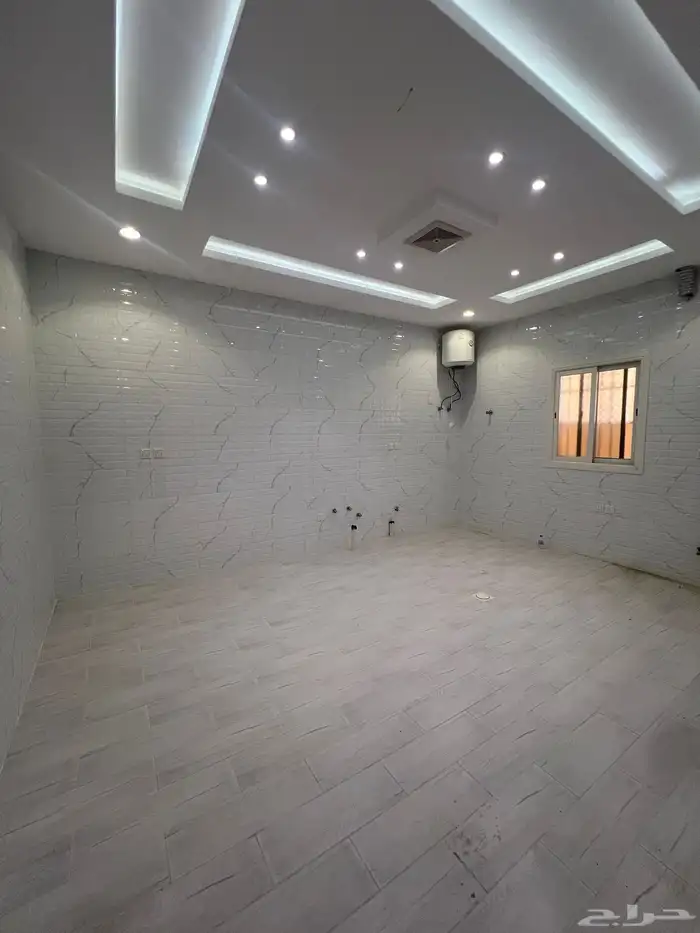 اخر روف بملحق للبيع بحي النعمان قرب الرصراص والقاعدة الجوية 19