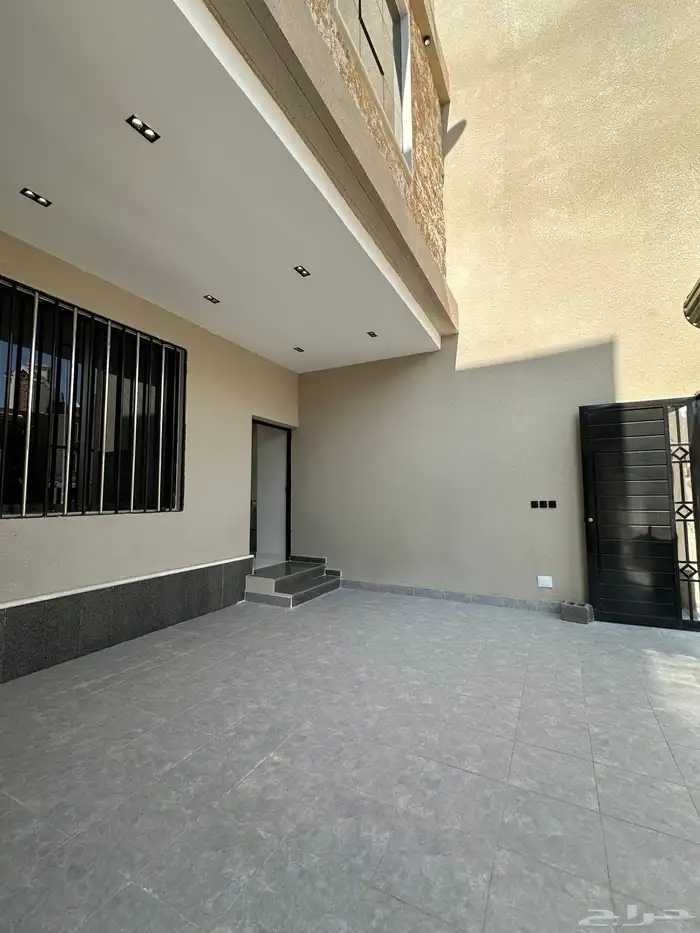 للبيع شقه ارضيه بمدخل سياره قريبه من مطار ابها 1