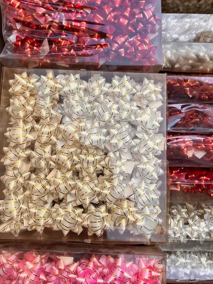 فيونكات هدايا صغيرة كرتون طبيقين ناقص خمس حبات 2