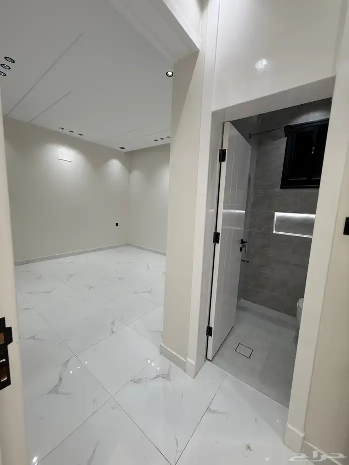 للبيع دور أرضي بحوش وشقق علويه بسطح حي الضيافه خميس مشيط 22