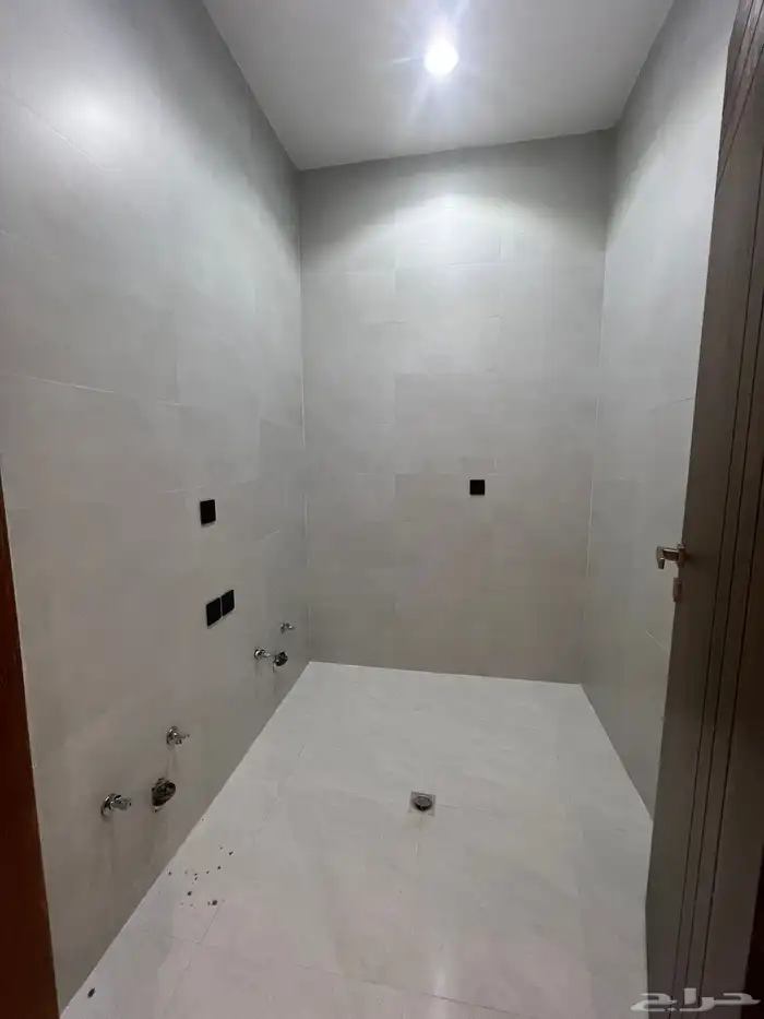 للبيع فيلا دورين وملحق حي العزيزية مكتملة الخدمات 24