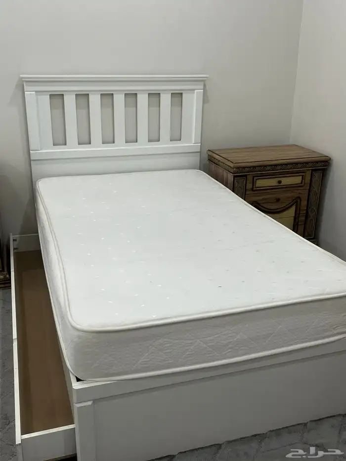 سرير مع كومدينة 4