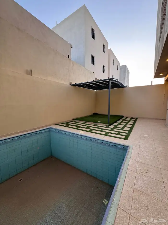 للبيع فيلا مستقله دورين وملحق من 840 الف شمال الخميس 11